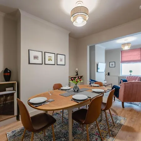 Swan House - Free Parking - Ten Minute Walk To Train Station - Perfectly Located For City Centre & Racecourse Vakantiehuis York