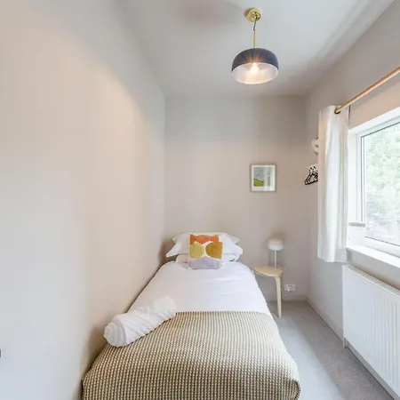 Swan House - Free Parking - Ten Minute Walk To Train Station - Perfectly Located For City Centre & Racecourse Casa de Férias *