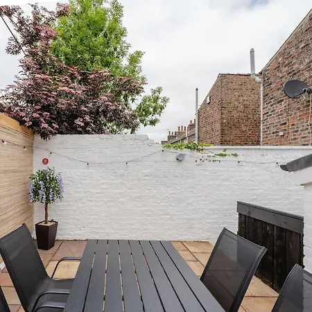 Swan House - Free Parking - Ten Minute Walk To Train Station - Perfectly Located For City Centre & Racecourse Vakantiehuis *