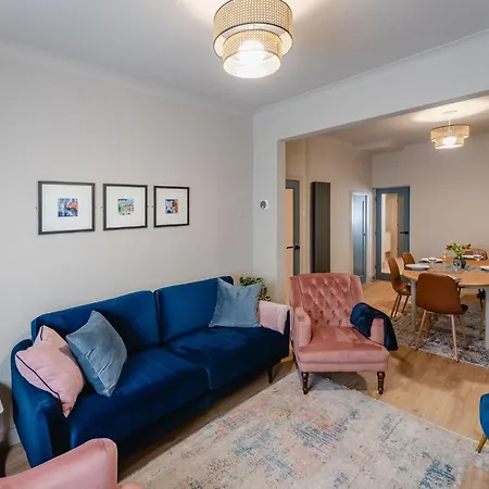 Swan House - Free Parking - Ten Minute Walk To Train Station - Perfectly Located For City Centre & Racecourse York