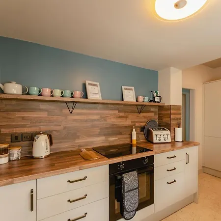 Swan House - Free Parking - Ten Minute Walk To Train Station - Perfectly Located For City Centre & Racecourse