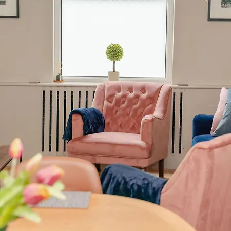 Swan House - Free Parking - Ten Minute Walk To Train Station - Perfectly Located For City Centre & Racecourse Ferienhaus