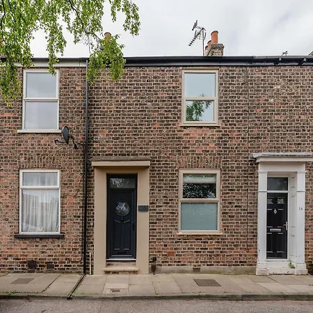 Ferienhaus Swan House - Free Parking - Ten Minute Walk To Train Station - Perfectly Located For City Centre & Racecourse *