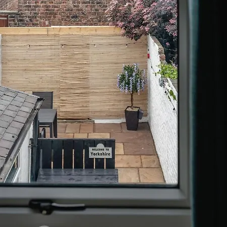 Ferienhaus Swan House - Free Parking - Ten Minute Walk To Train Station - Perfectly Located For City Centre & Racecourse