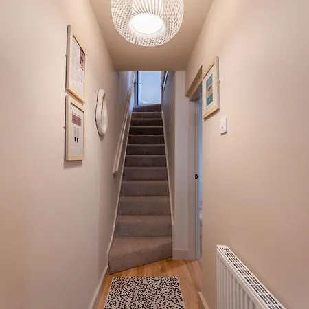 Swan House - Free Parking - Ten Minute Walk To Train Station - Perfectly Located For City Centre & Racecourse