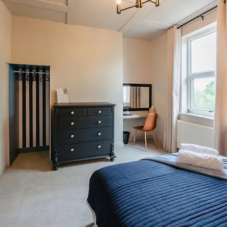 Swan House - Free Parking - Ten Minute Walk To Train Station - Perfectly Located For City Centre & Racecourse Ferienhaus York