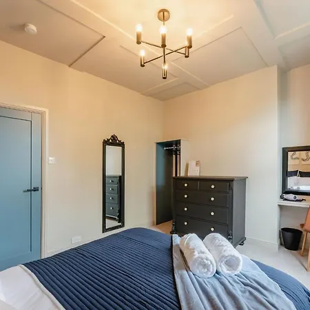 Swan House - Free Parking - Ten Minute Walk To Train Station - Perfectly Located For City Centre & Racecourse York