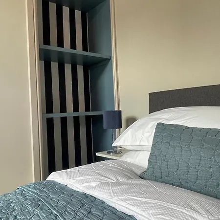 Swan House - Free Parking - Ten Minute Walk To Train Station - Perfectly Located For City Centre & Racecourse Ferienhaus York
