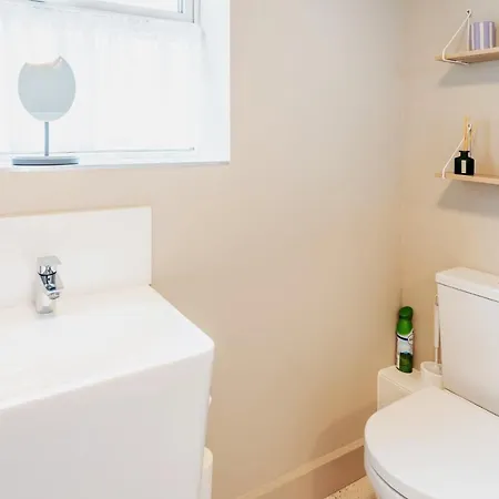 Swan House - Free Parking - Ten Minute Walk To Train Station - Perfectly Located For City Centre & Racecourse *