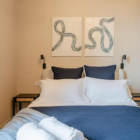 Hébergement de vacances Swan House - Free Parking - Ten Minute Walk To Train Station - Perfectly Located For City Centre & Racecourse