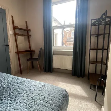 Ferienhaus Swan House - Free Parking - Ten Minute Walk To Train Station - Perfectly Located For City Centre & Racecourse *