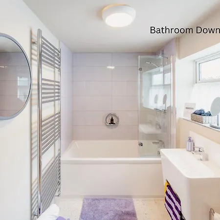 Hébergement de vacances Swan House - Free Parking - Ten Minute Walk To Train Station - Perfectly Located For City Centre & Racecourse *