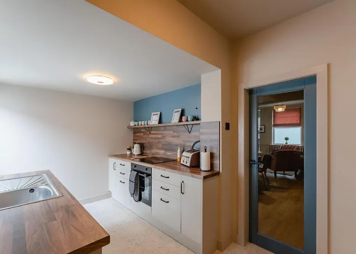 Swan House - Free Parking - Ten Minute Walk To Train Station - Perfectly Located For City Centre & Racecourse Ferienhaus