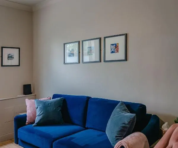 Swan House - Free Parking - Ten Minute Walk To Train Station - Perfectly Located For City Centre & Racecourse Ferienhaus *