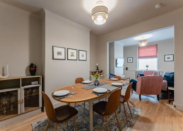 Swan House - Free Parking - Ten Minute Walk To Train Station - Perfectly Located For City Centre & Racecourse Ferienhaus York