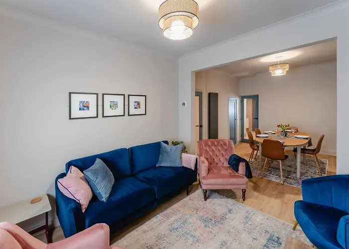 Swan House - Free Parking - Ten Minute Walk To Train Station - Perfectly Located For City Centre & Racecourse York