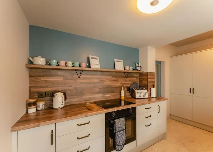 Swan House - Free Parking - Ten Minute Walk To Train Station - Perfectly Located For City Centre & Racecourse