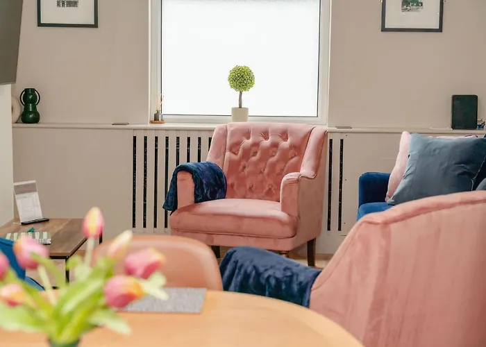 Swan House - Free Parking - Ten Minute Walk To Train Station - Perfectly Located For City Centre & Racecourse Ferienhaus