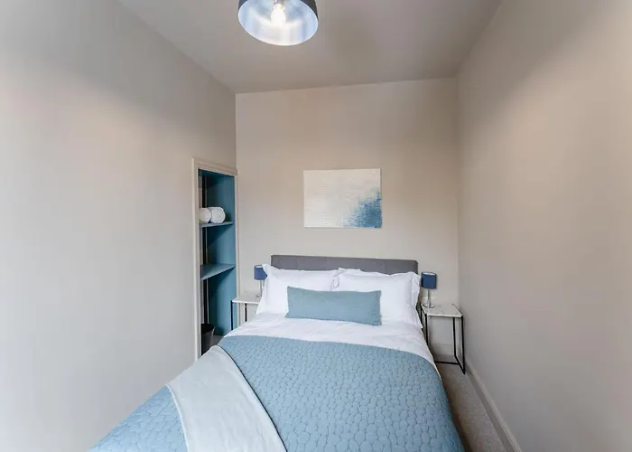 Swan House - Free Parking - Ten Minute Walk To Train Station - Perfectly Located For City Centre & Racecourse Ferienhaus