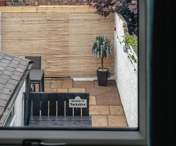 Ferienhaus Swan House - Free Parking - Ten Minute Walk To Train Station - Perfectly Located For City Centre & Racecourse