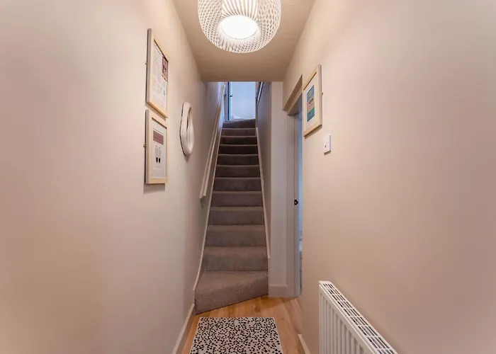 Swan House - Free Parking - Ten Minute Walk To Train Station - Perfectly Located For City Centre & Racecourse