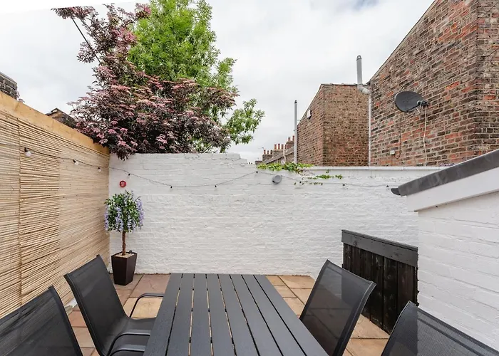 Swan House - Free Parking - Ten Minute Walk To Train Station - Perfectly Located For City Centre & Racecourse Ferienhaus *