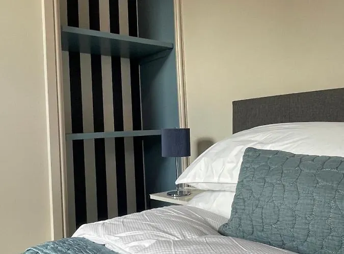 Swan House - Free Parking - Ten Minute Walk To Train Station - Perfectly Located For City Centre & Racecourse Ferienhaus York