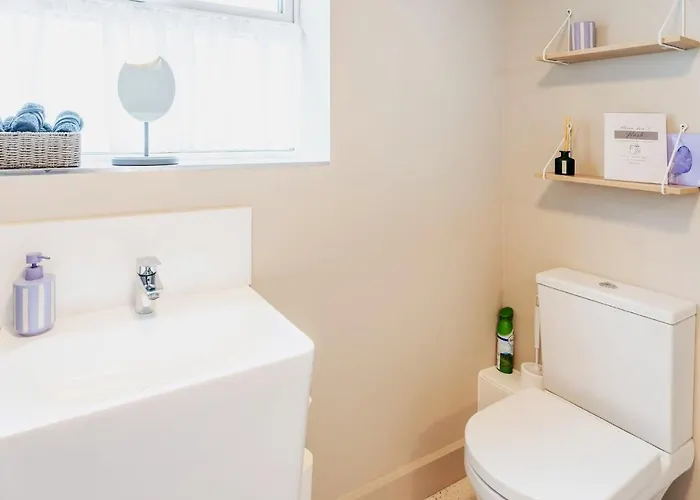 Swan House - Free Parking - Ten Minute Walk To Train Station - Perfectly Located For City Centre & Racecourse *