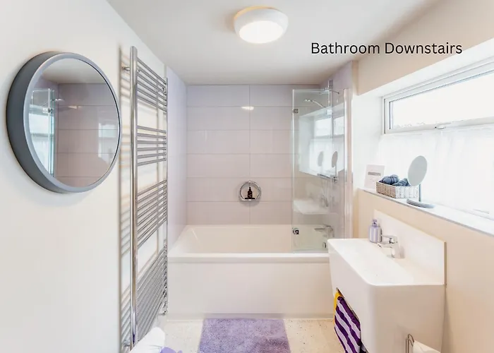 Ferienhaus Swan House - Free Parking - Ten Minute Walk To Train Station - Perfectly Located For City Centre & Racecourse *