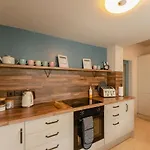 Swan House - Free Parking - Ten Minute Walk To Train Station - Perfectly Located For City Centre & Racecourse