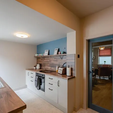 Swan House - Free Parking - Ten Minute Walk To Train Station - Perfectly Located For City Centre & Racecourse Feriehus