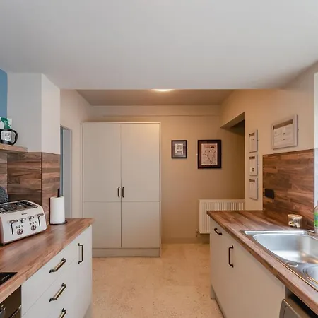 Swan House - Free Parking - Ten Minute Walk To Train Station - Perfectly Located For City Centre & Racecourse Feriehus *