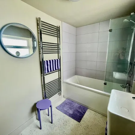 Swan House - Free Parking - Ten Minute Walk To Train Station - Perfectly Located For City Centre & Racecourse Nyaraló *